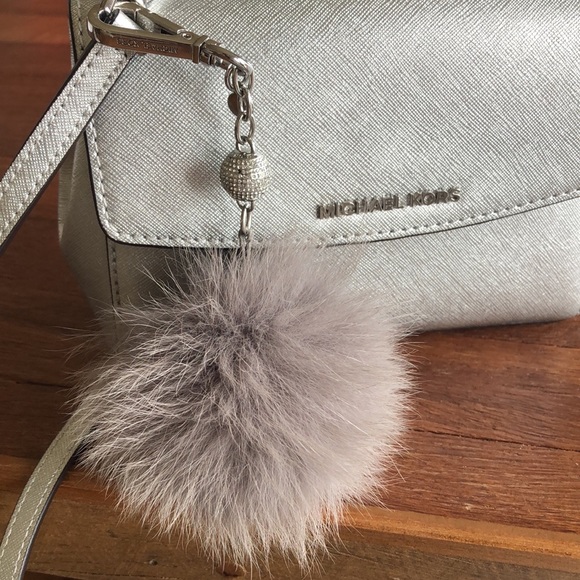 ❗SALE❗ Michael Kors Silver Leather Satchel Top Handle Crossbody Bag w Pom Charm - Picture 4 of 4